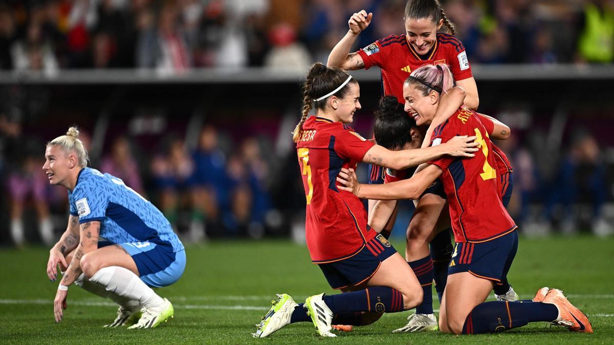 Teresa Abelleira, Aitana Bonmatí, Alexia Putellas y Ona Batlle se abrazan al término de la final ante una decepcionada Beth England durante la Final del Mundial femenino de fútbol disputado entre España e Inglaterra en Sídney