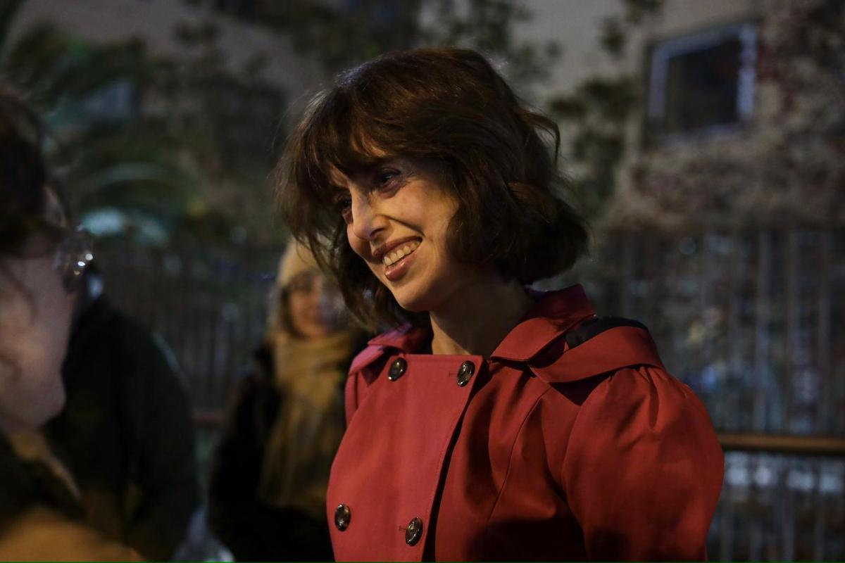 En imágenes | Decenas de personas se manifiestan contra los recortes en la Biblioteca de Aragón en Zaragoza