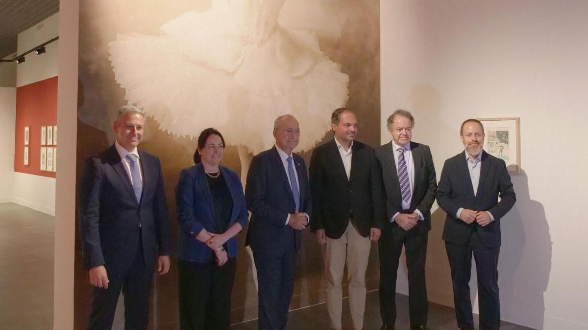 Este martes se ha presentado en el Museo Ruso la exposición ‘Anna Pávlova: Una vida sin fronteras’, a la que han asistido Francisco de la Torre, alcalde de Málaga; Mariana Pineda, concejala delegada de Cultura y Patrimonio Histórico; Luis Lafuente, director de la Agencia Pública para la Gestión de la Casa Natal de Pablo Ruiz Picasso y Otros Equipamientos Museísticos y Culturales; el coleccionista y comisario de la muestra Dmitry Yusov; Juan Carlos Barroso, responsable territorial en Andalucía, Ceuta y Melilla de la Fundación ”la Caixa”; y Antonio Caballero, director de Área de Negocio de CaixaBank