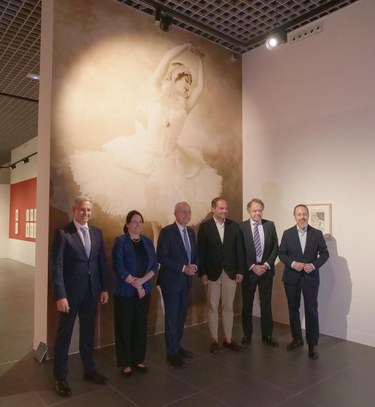 Este martes se ha presentado en el Museo Ruso la exposición ‘Anna Pávlova: Una vida sin fronteras’, a la que han asistido Francisco de la Torre, alcalde de Málaga; Mariana Pineda, concejala delegada de Cultura y Patrimonio Histórico; Luis Lafuente, director de la Agencia Pública para la Gestión de la Casa Natal de Pablo Ruiz Picasso y Otros Equipamientos Museísticos y Culturales; el coleccionista y comisario de la muestra Dmitry Yusov; Juan Carlos Barroso, responsable territorial en Andalucía, Ceuta y Melilla de la Fundación ”la Caixa”; y Antonio Caballero, director de Área de Negocio de CaixaBank