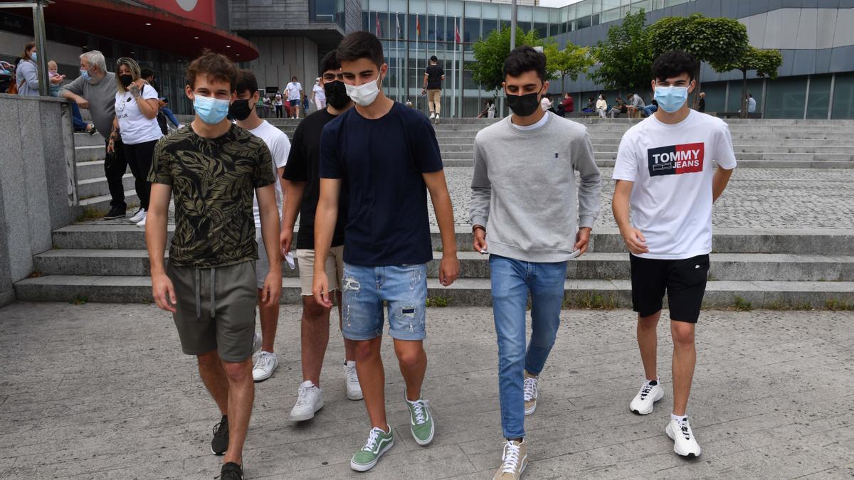 Jóvenes reciben la primera dosis de la vacuna en Expocoruña.