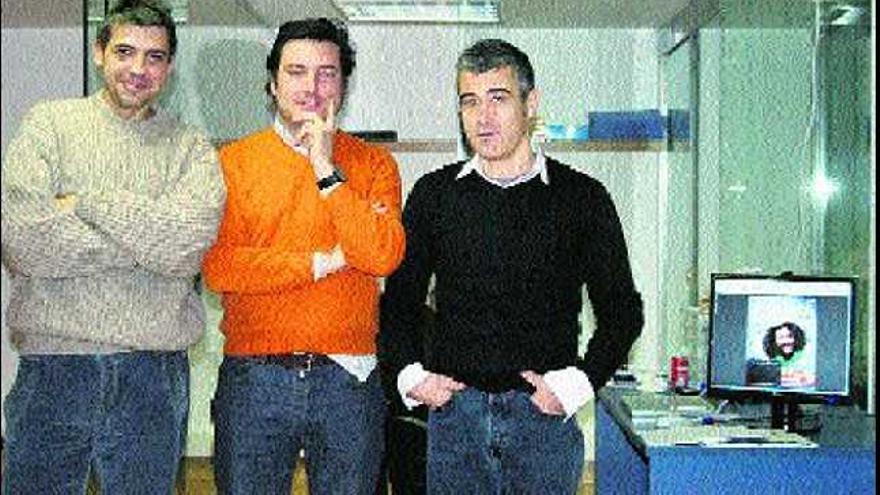 Por la izquierda, Juanma Daganzo, responsable de la revista «Blue» del BBVA, para clientes jóvenes del banco, el gijonés Diego Martínez y Félix Uriarte.