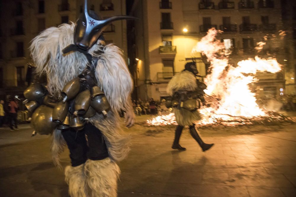 Representació del carnaval d'Ottana (Sardenya) a la plaça Major