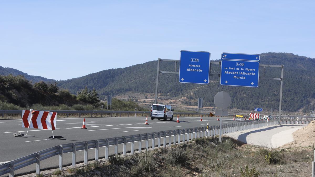 La salida 11 desde la A-35 hacia la Font de la Figuera, cortada, en una imagen de esta mañana