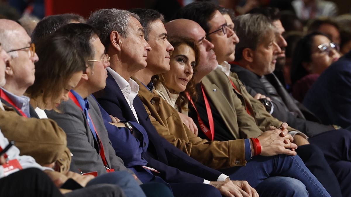 El presidente del Gobierno, Pedro Sánchez, acompañado por el expresidente Zapatero y la vicepresidenta primera y ministra de Hacienda, Maria Jesus Montero, en el congreso federal.