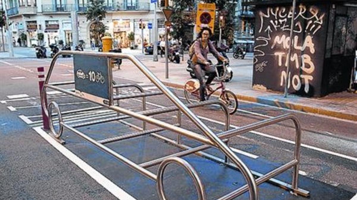 Uno de los originales aparcamientos de bicicleta, en Provença, 336.