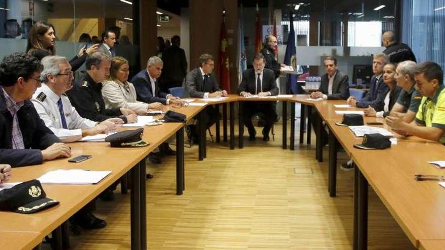 Reunión en la comisaría de Vigo presidida por Rajoy.