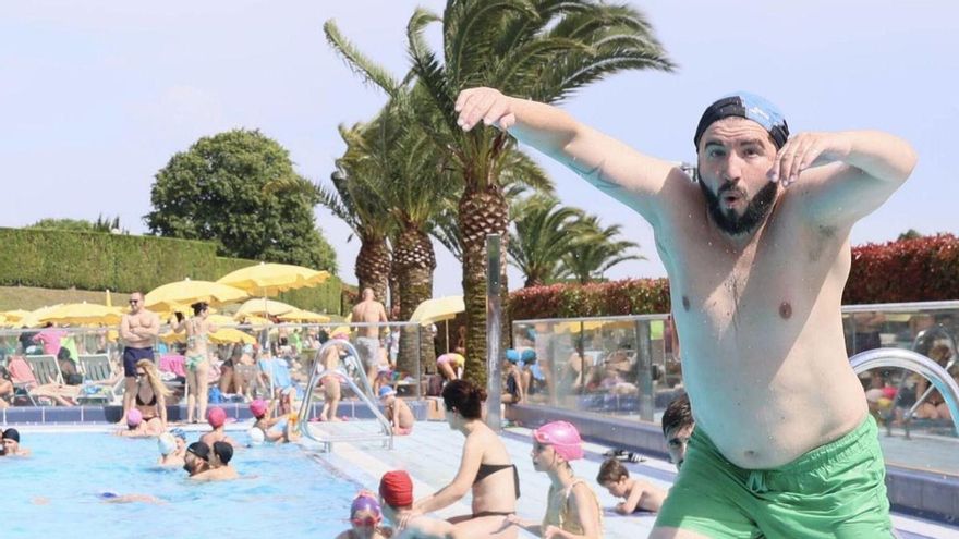 Adrián González, a punto de lanzarse al agua en la piscina del Centro Asturiano de Oviedo.
