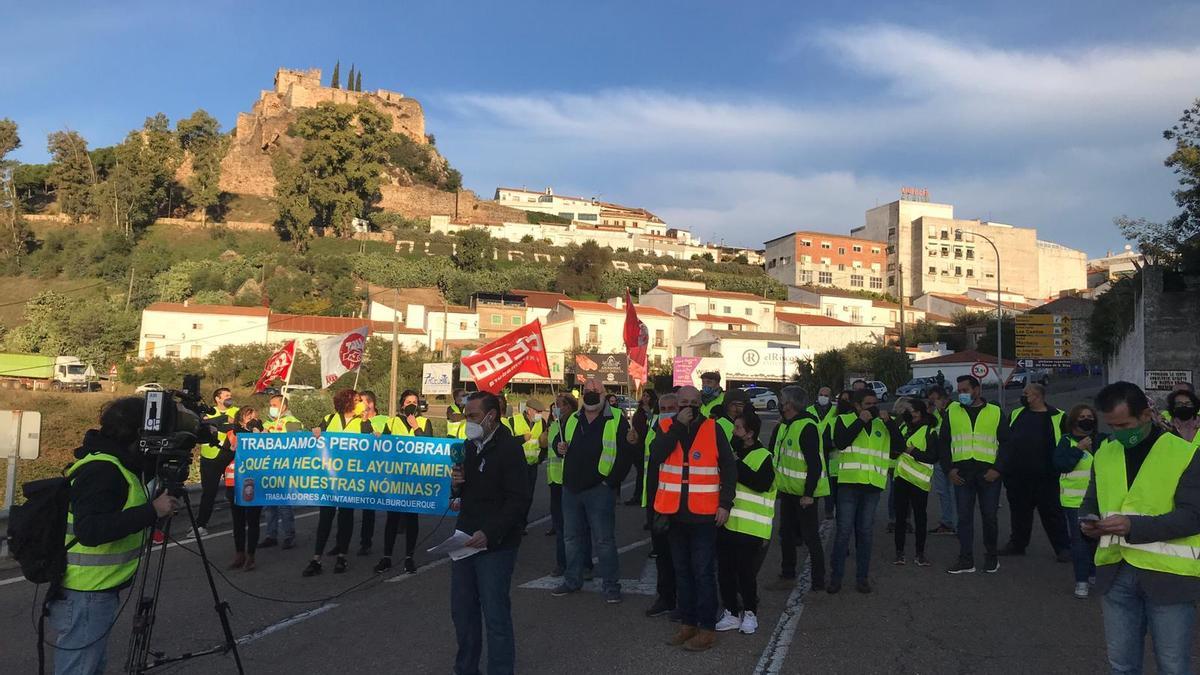 Trabajadores del Ayuntamiento de Alburquerque durante el corte de carretera del pasado mes de noviembre para protestar por su situación laboral.