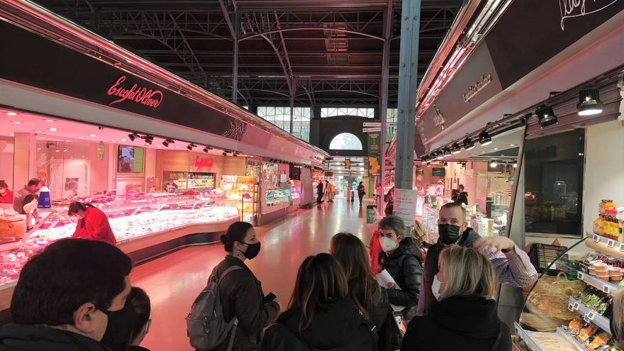 Comerciants de Roses participen en un market tour per conèixer mercats i eixos comercials de Barcelona