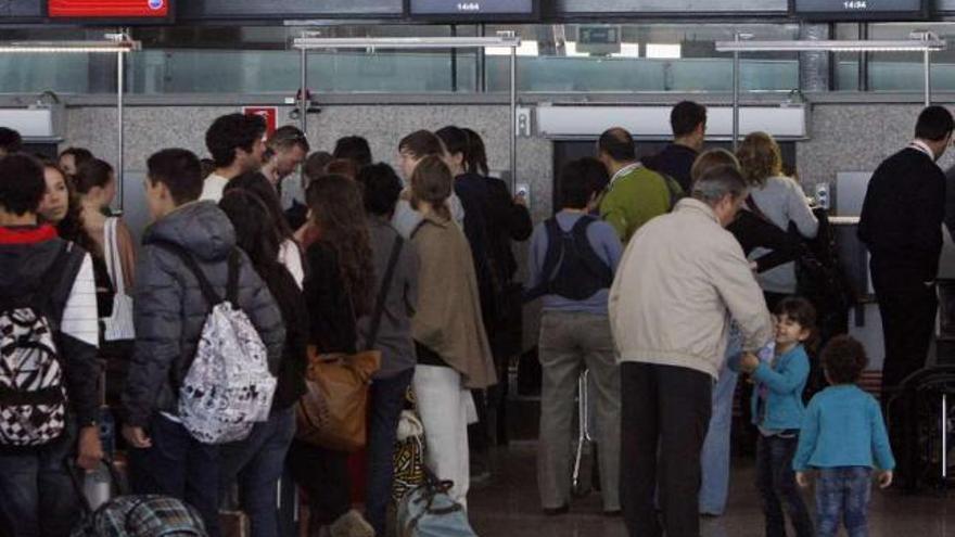 Pasajeros esperan a embarcar con destino a Londres, en la terminal del aeropuerto de Vigo.  // Marta G. Brea