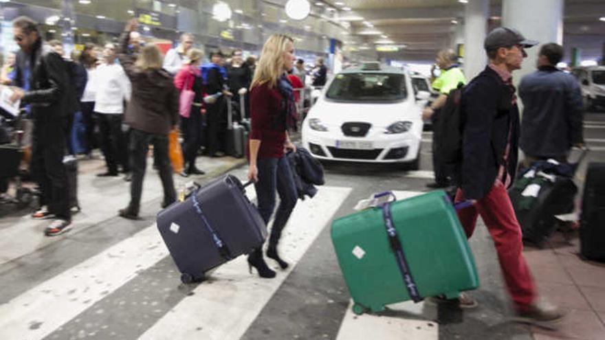 Llegada de turistas al aeropuerto de Gran Canaria. | quique curbelo