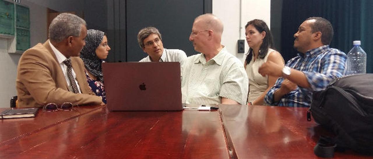 Juan Ruiz Alzola (3i) y Ron Kikinis (4i) junto a socios del proyecto Macbioidi.