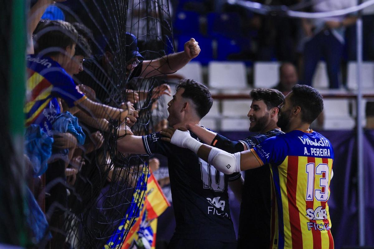 Los jugadores del Family celebran uno de los goles con la afición.