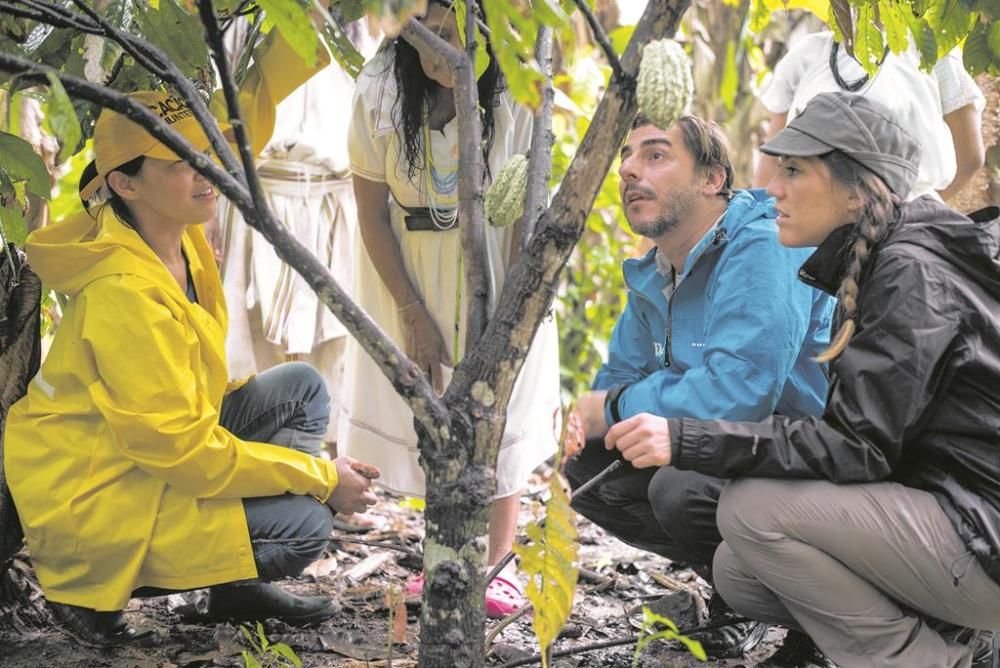 Alejandra Rivas (a la dreta) i Jordi Roca, en un camp de  cacau de Colòmbia.