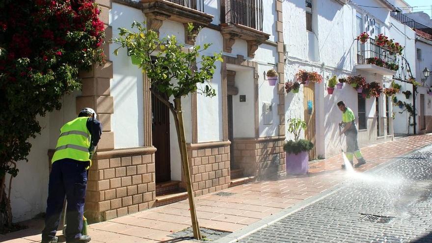 El ayuntamiento de Estepona baldeará las calles con agua perfumada al paso de las procesiones.