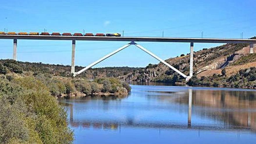 Trayecto del tren por el viaducto del Tera, en el embalse de Agavanzal.