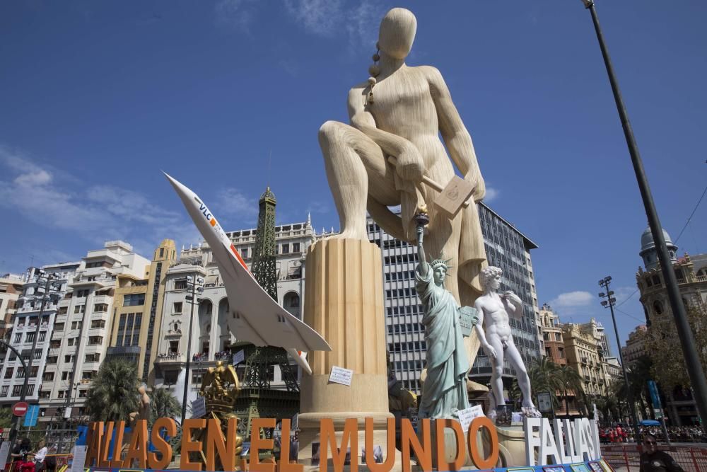 'Fallas en el Mundo', el monumento municipal