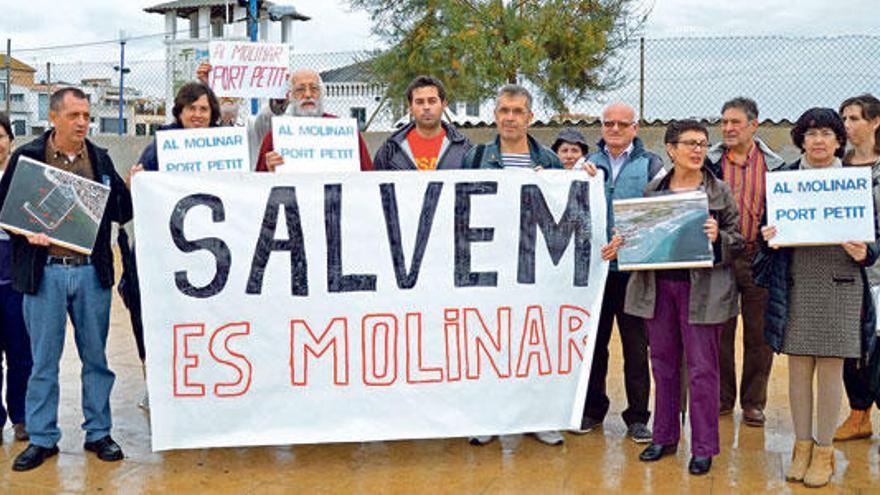 Miembros de las entidades de la plataforma Salvem es Molinar, ayer ante el club marítimo.