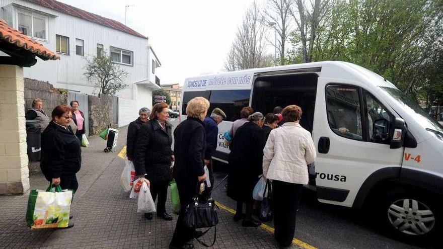 Vecinos de Vilanova acceden al transporte del Concello al Hospital de O Salnés. // Iñaki Abella