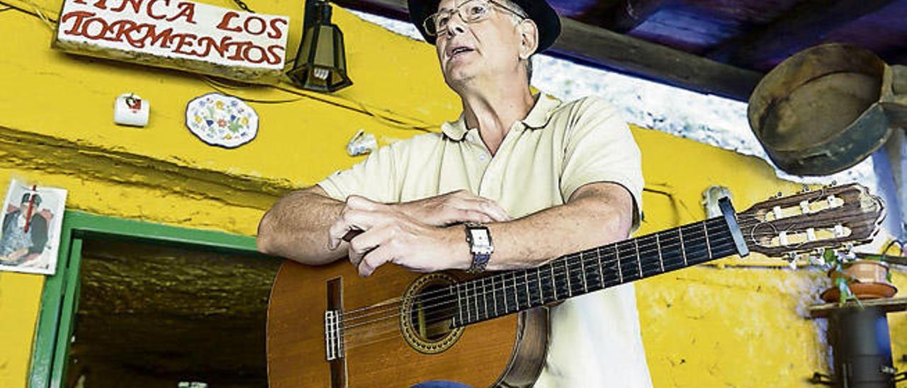 ´El tormento´, con la guitarra en su casa-cueva de Firgas.