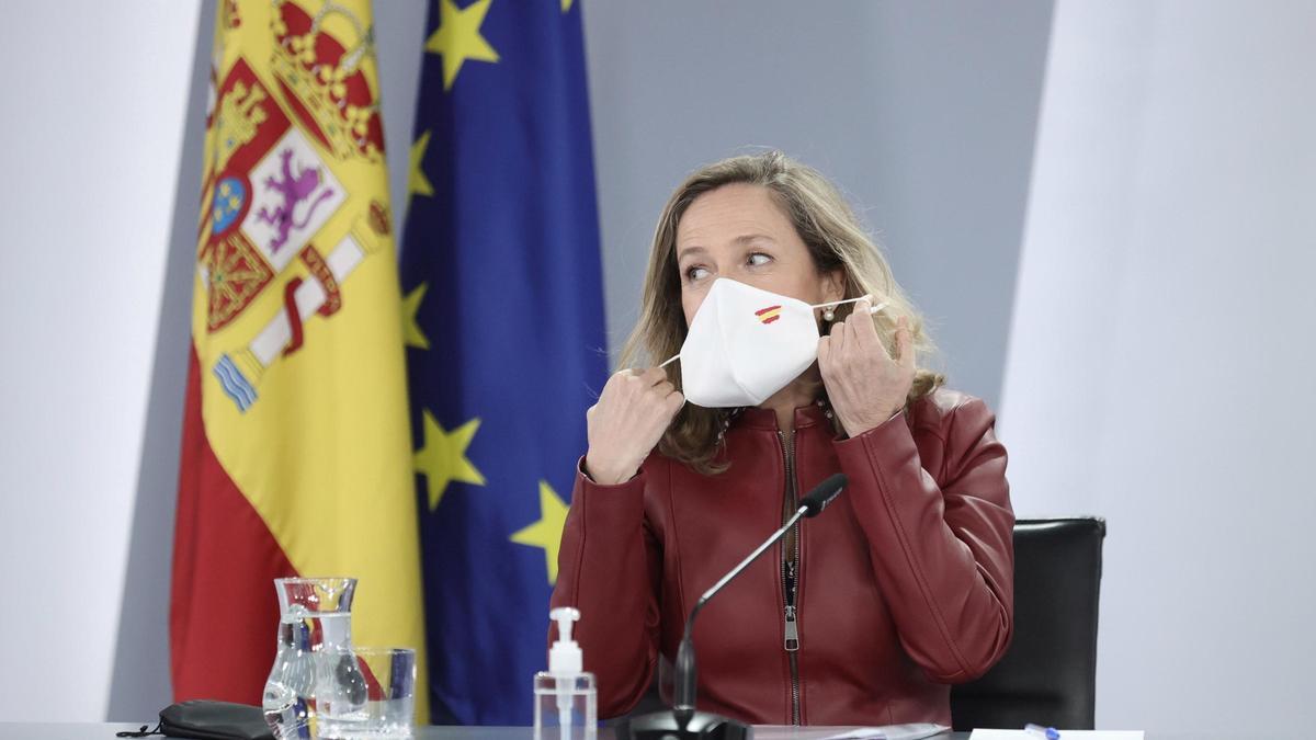 La vicepresidenta primera y ministra de Asuntos Económicos, Nadia Calviño, comparece en una rueda de prensa posterior a una reunión del Consejo de Ministros, en el complejo de la Moncloa, a 10 de diciembre de 2021, en Madrid (España).