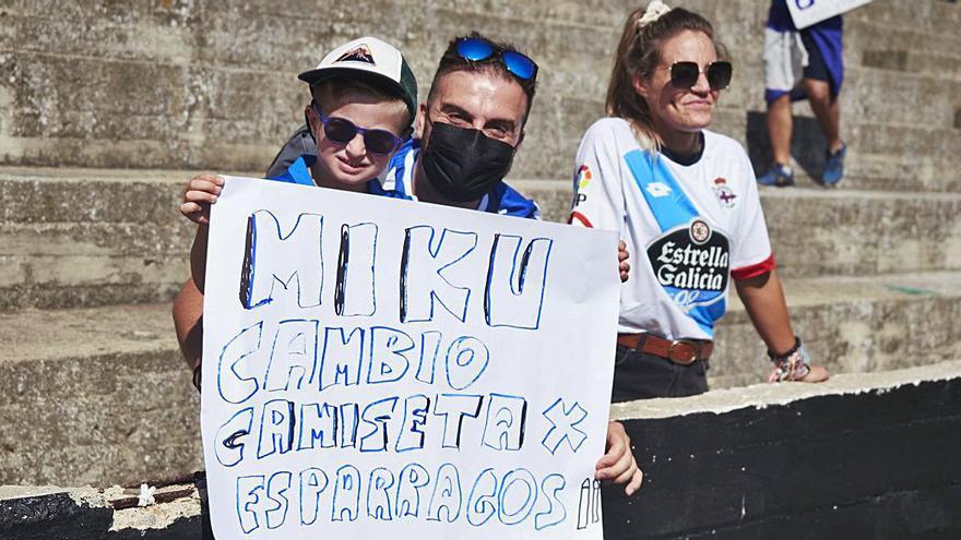 Un joven aficionado, con una pancarta dirigida a Miku. |  // LOF