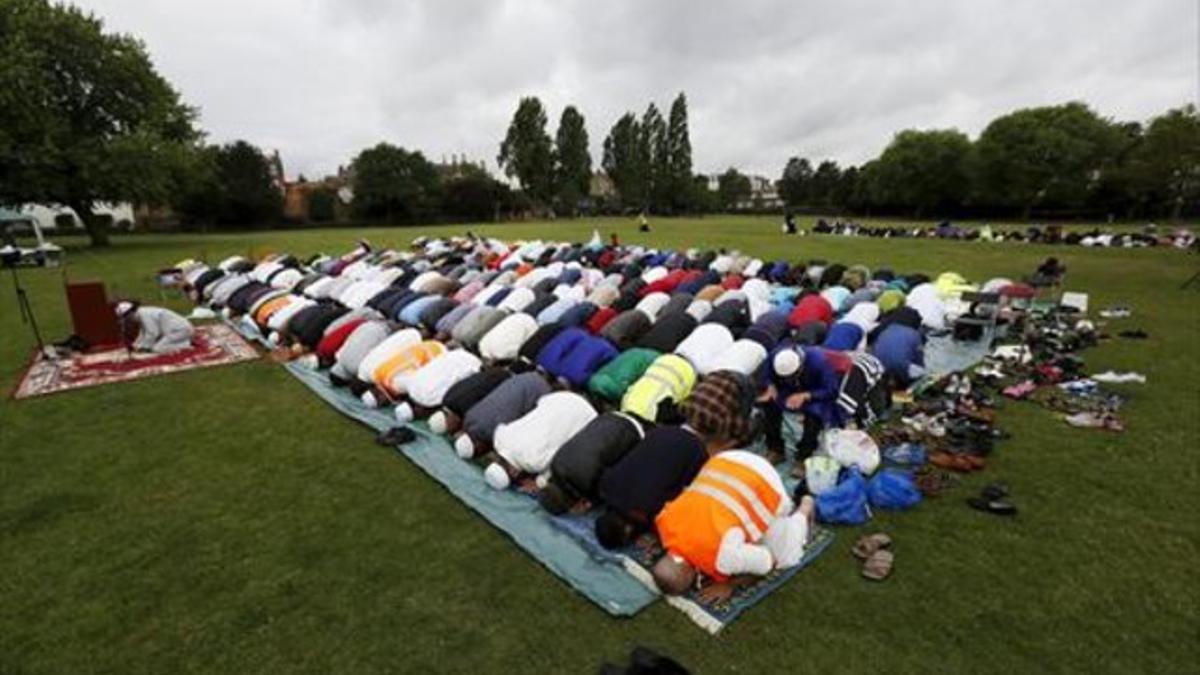 Rezo en Londres  8Oración pública por el fin de Ramadán de la comunidad musulmana, objeto de especial vigilancia en el Reino Unido.