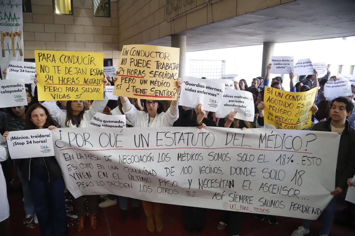 Protesta en el hospital Reina Sofía.