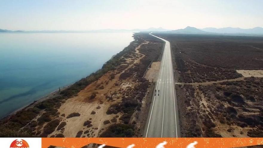 Los ciclistas en la Costa Cálida en la televisión holandesa.