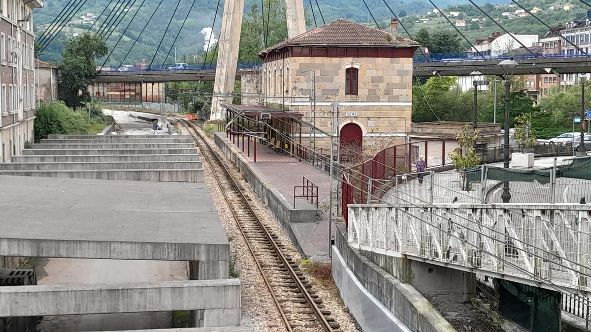 La estación de tren de Feve en Sama, con las obras del soterramiento al lado, ayer por la tarde.