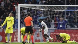 Los jugadores del Villarreal se desesperan tras encajar un gol contra el Marsella.