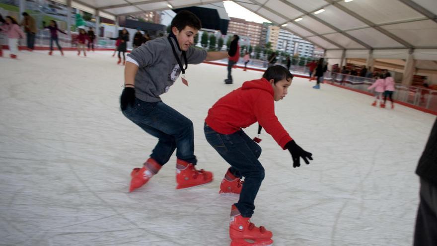 Usuarios de la pista de patinaje sobre hielo ubicada en La Exposición en las Navidades de 2010