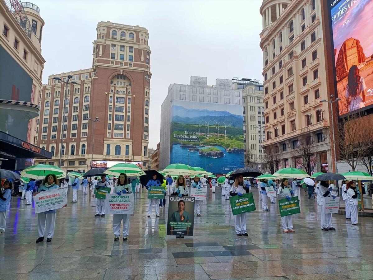Casi un centenar de enfermeras "quemadas" se concentra en silencio en Callao SALUD