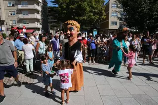 Cangas se transporta a “un mundo mágico de ilusión” con el comienzo de las Festas do Cristo