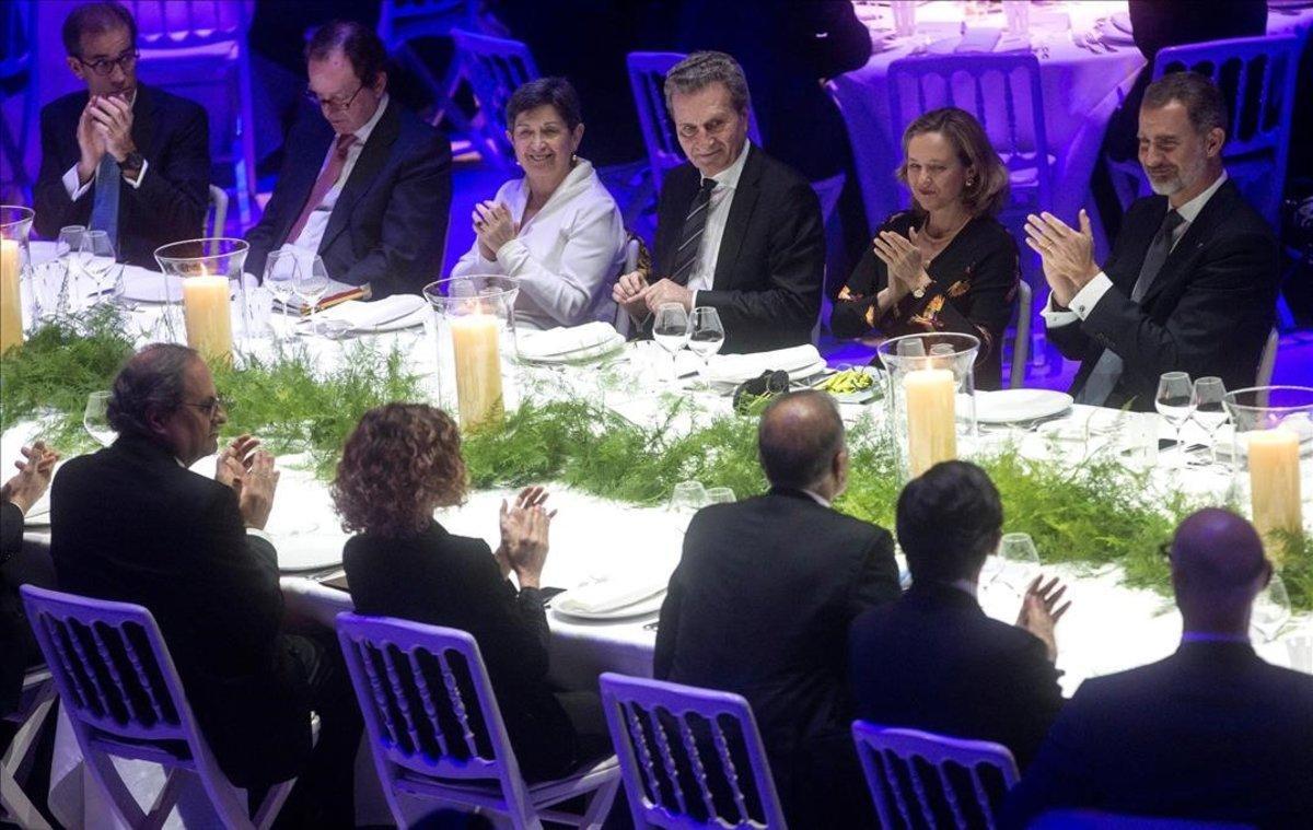 El rey Felipe VI y el presidente de la Generalitat, Quim Torra, entre otros invitados, durante la cena de inauguración del MWC en el Museu Nacional d’Art de Catalunya.