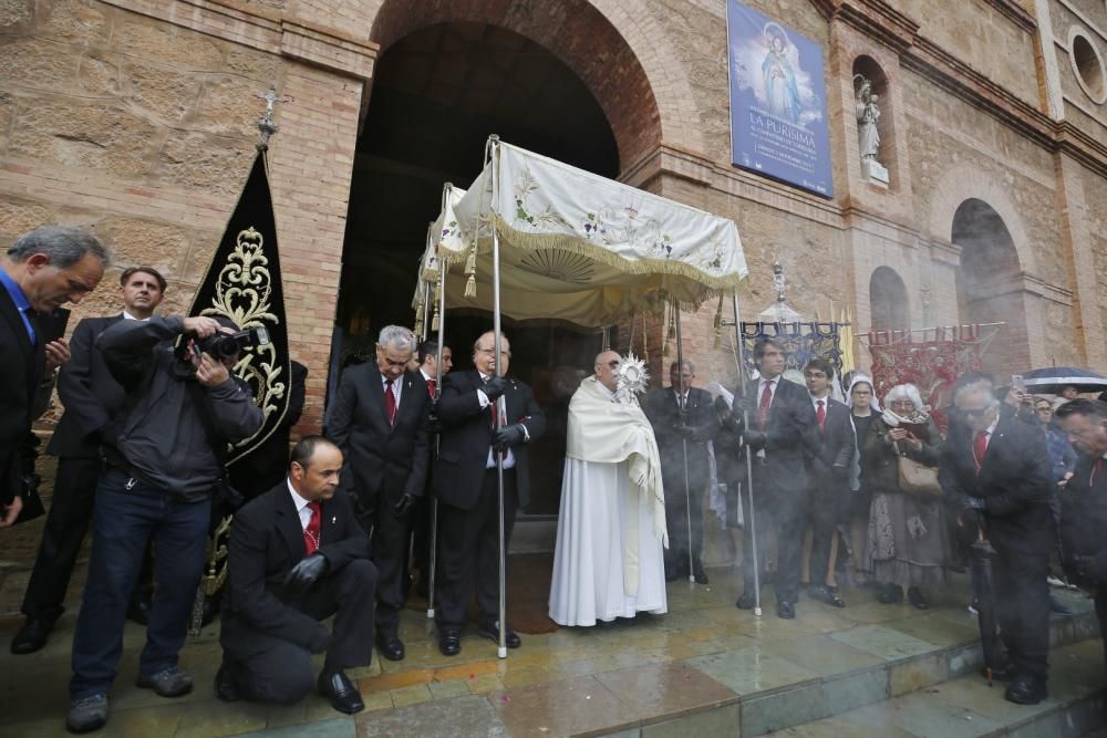 Pese a la fina lluvia que caía a primera hora de la mañana la procesión de Domingo de Resurección pudo celebrar el tradicional Encuentro en las cuatro esquinas