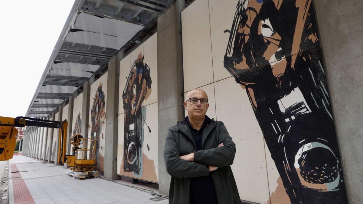 Carlos Suárez, el autor de «El bosque encantado, en la Estación de Autobuses de Avilés.