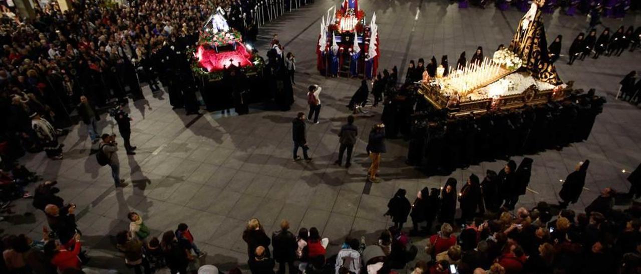 La escenificación del Santo Encuentro, uno de los momentos cumbre de la Semana Santa de Avilés que protagonizan las cofradías de La Dolorosa (a la derecha), San Juan (en el centro) y Jesús de Galiana.