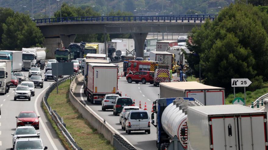 Mor el conductor d&#039;un camió en un accident de trànsit a l&#039;AP-7 a Castellví de Rosanes