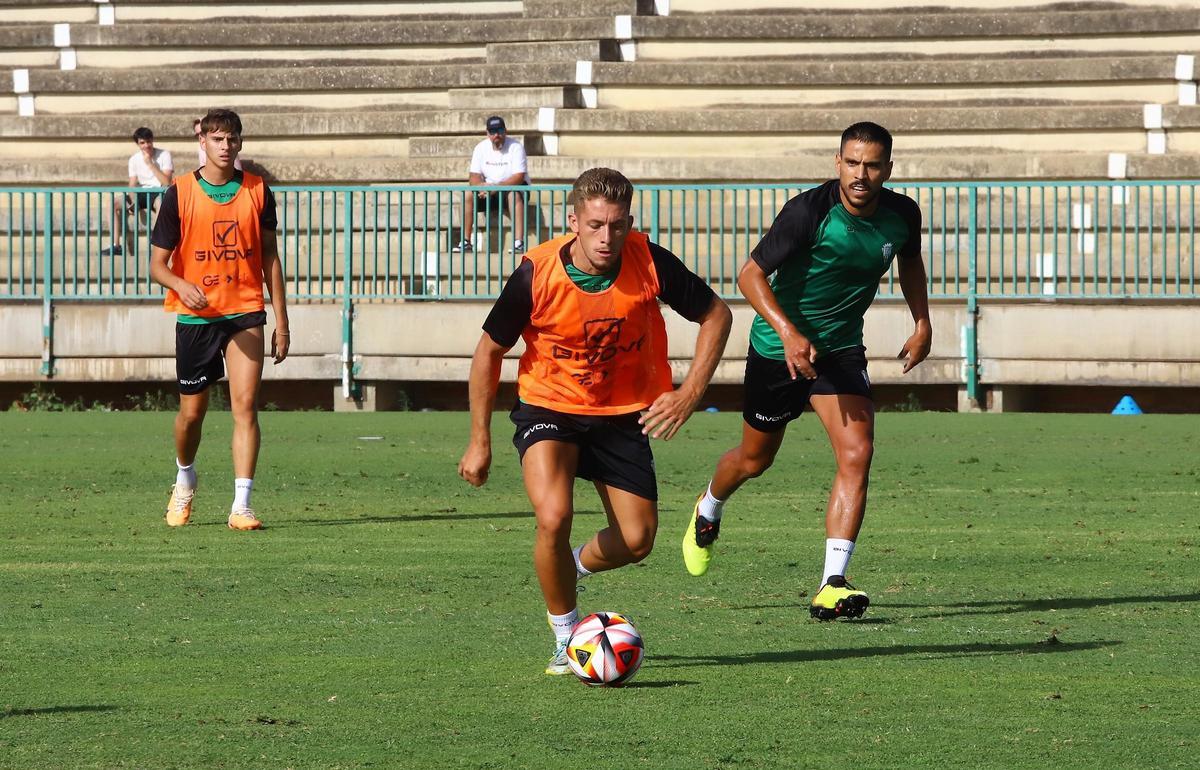 Isma Ruiz, entre Recio (derecha) y Álex Sala, en un entrenamiento del Córdoba CF.