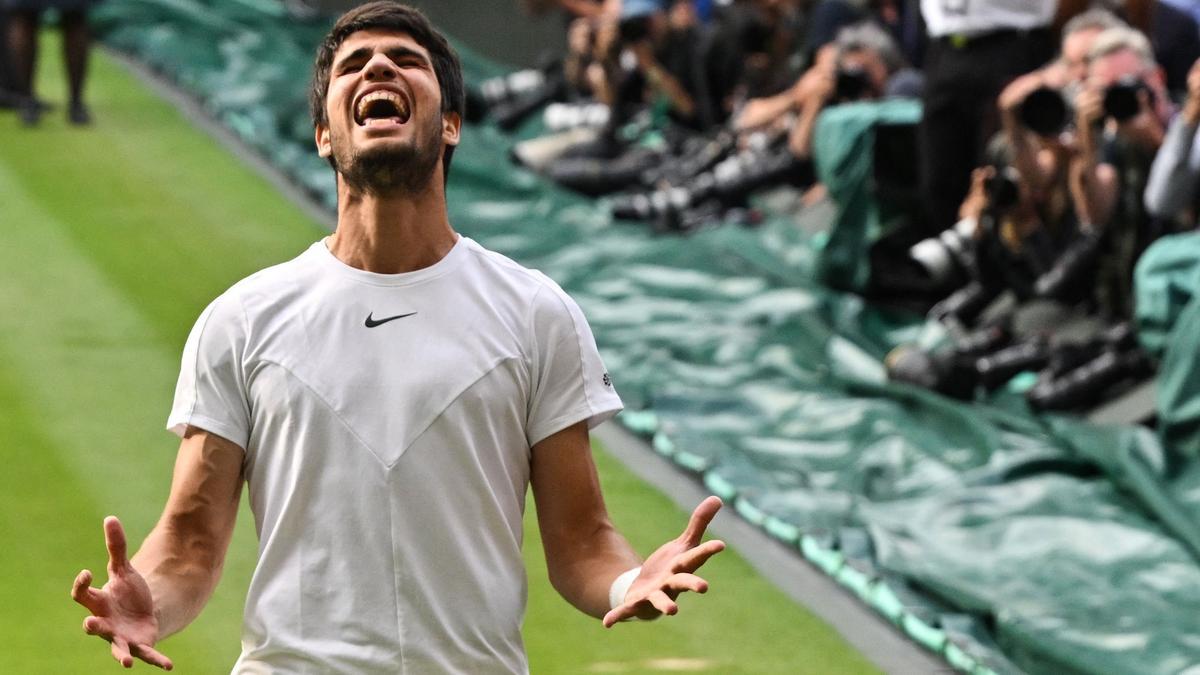 Alcaraz, eufórico, celebra la conquista de Wimbledon.