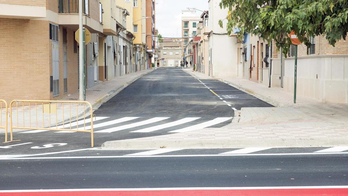 La calle, tras la instalación del nuevo colector.