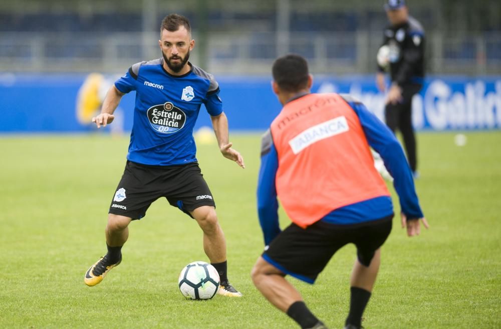 Mientras uno de los grupos realizaba trabajo defensivo, otro reforzaba los remates a portería. Carles Gil sigue con un plan específico y Bicho se entrenó con el readaptador Fran Molano.