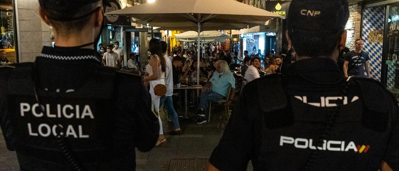 Policías locales controlando las zonas de ocio en el centro de Alicante en una foto de archivo.