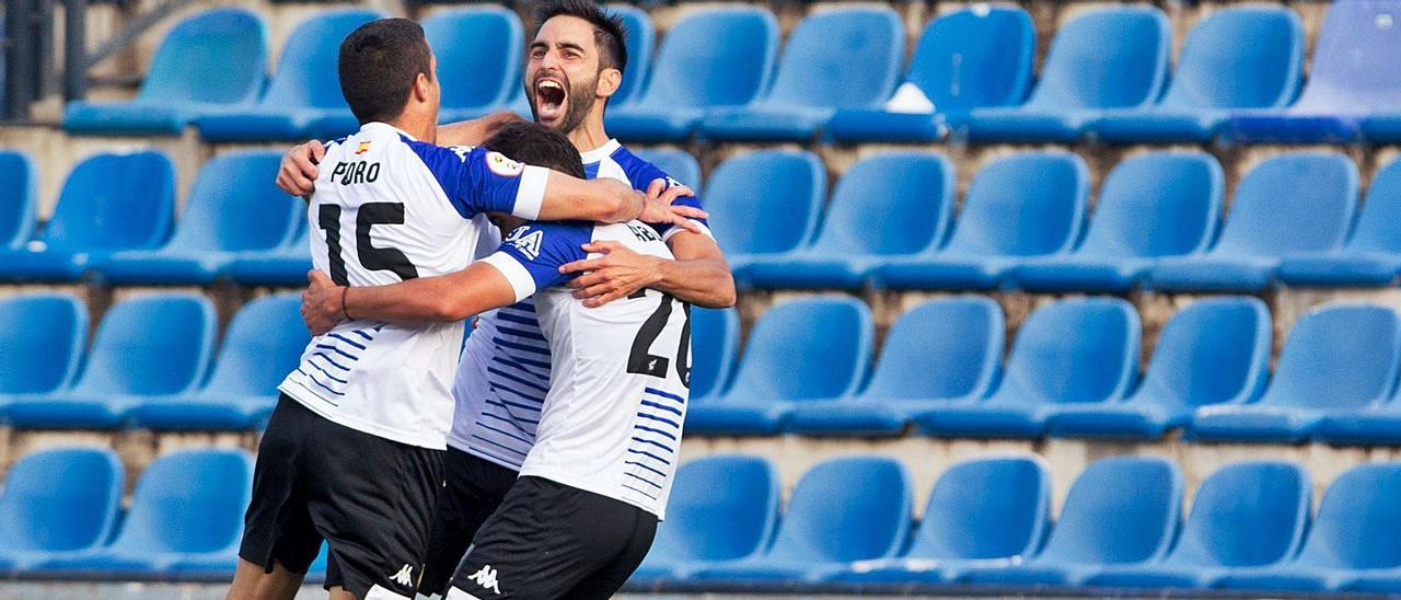 Los jugadores del Hércules Pedro Sánchez y Abde felicitan a Pastorini tras marcar el gol de la victoria, el sábado, ante el Badalona. |