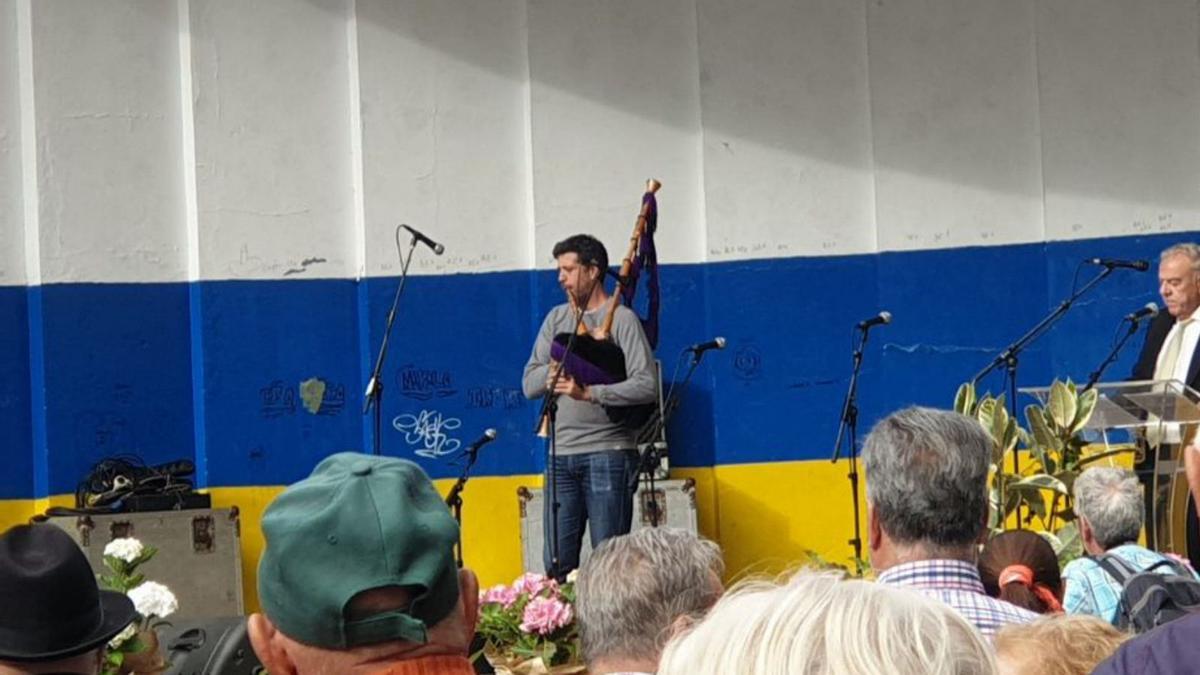 El gaitero Iñaqui Sánchez Santianes, ayer, homenajeando a Juanín. |  | D. M. 