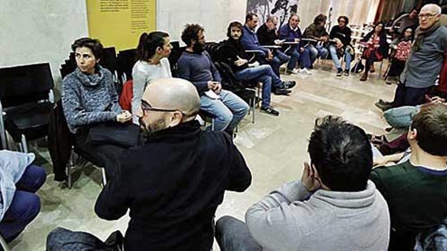 Imagen de la asamblea de la Plataforma Antiautopista celebrada ayer en Can Alcover.