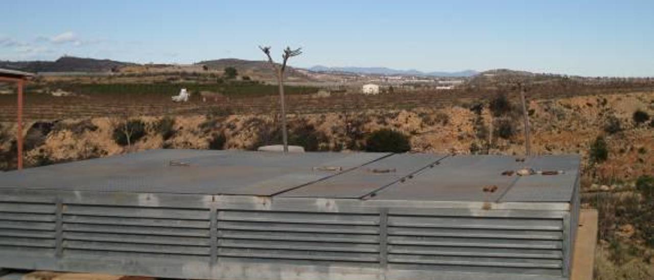 Turís compra agua para beber a pozos de Godelleta ante el avance de la sequía