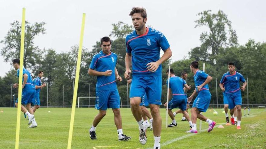 Verdés, en primer término, y Diegui detrás de él, en un entrenamiento del Oviedo.